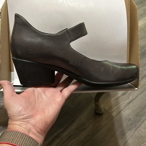 Grey Mary Jane type shoes. Beautiful grey leather. - Picture 3 of 10